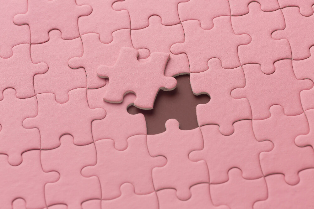 Concepto de qué es el Product Market Fit representado por una pieza de puzzle encajando perfectamente.